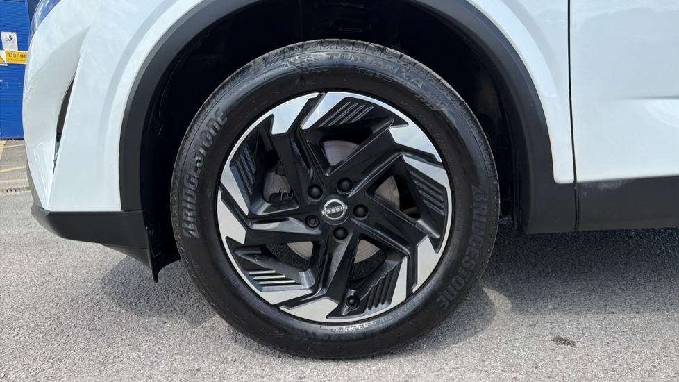 Nissan Qashqai 1.3 DiG-T MH N-Connecta [Glass Roof] 5dr Petrol Hatchback - Image 25