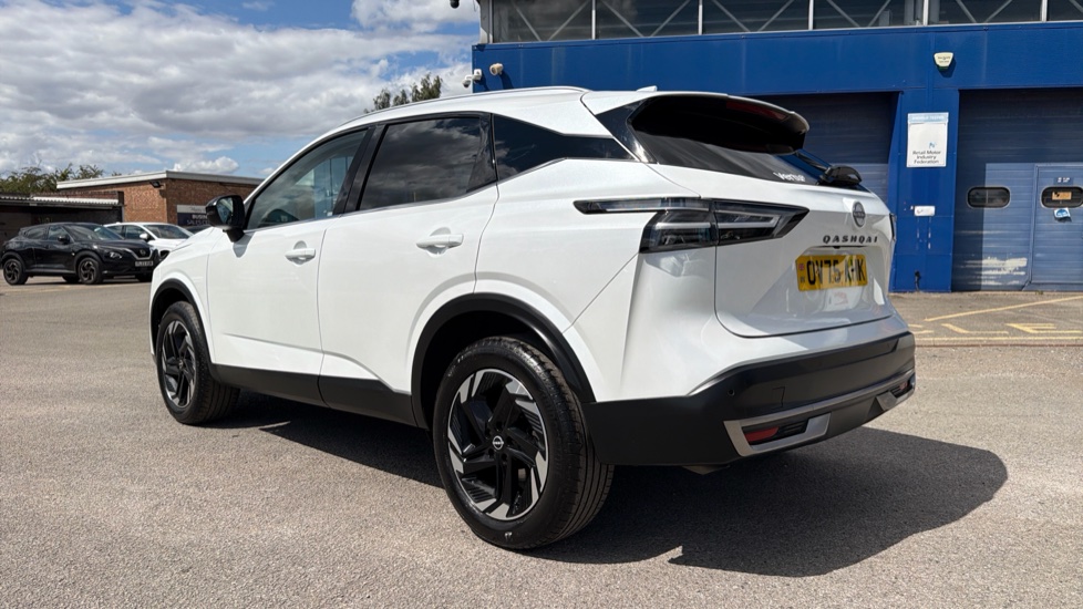 Nissan Qashqai 1.3 DiG-T MH N-Connecta [Glass Roof] 5dr Petrol Hatchback - Image 27