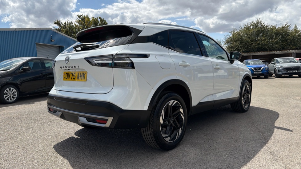 Nissan Qashqai 1.3 DiG-T MH N-Connecta [Glass Roof] 5dr Petrol Hatchback - Image 28