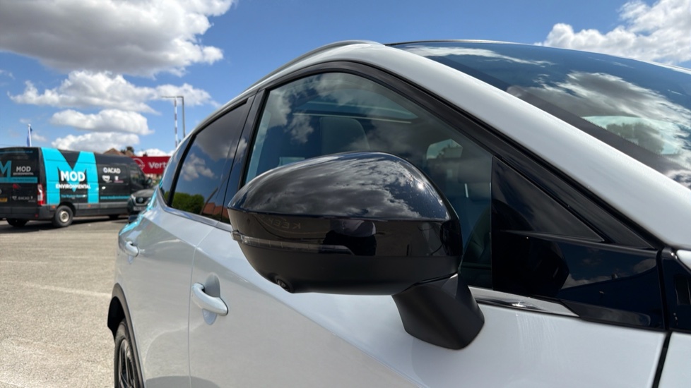 Nissan Qashqai 1.3 DiG-T MH N-Connecta [Glass Roof] 5dr Petrol Hatchback - Image 31