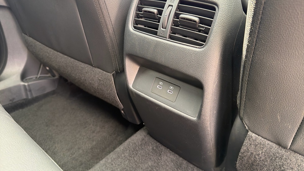 Nissan Qashqai 1.3 DiG-T MH N-Connecta [Glass Roof] 5dr Petrol Hatchback - Image 33