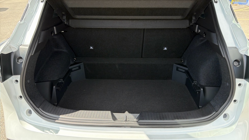 Nissan Qashqai 1.3 DiG-T MH N-Connecta [Glass Roof] 5dr Petrol Hatchback - Image 38