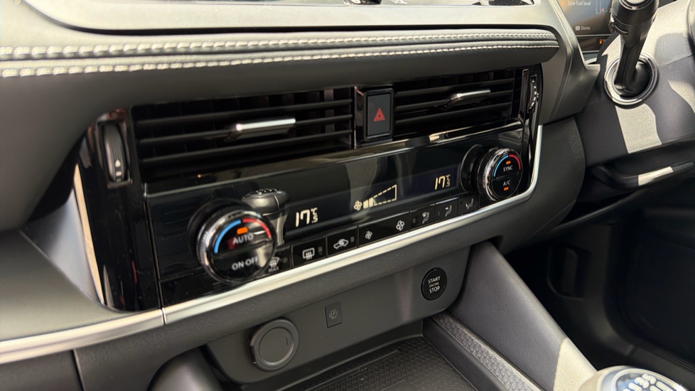 Nissan Qashqai 1.3 DiG-T MH N-Connecta [Glass Roof] 5dr Petrol Hatchback - Image 45