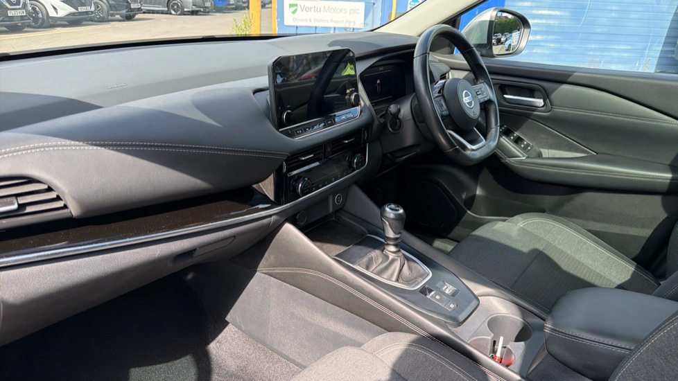 Nissan Qashqai 1.3 DiG-T MH N-Connecta 5dr Petrol Hatchback - Image 9