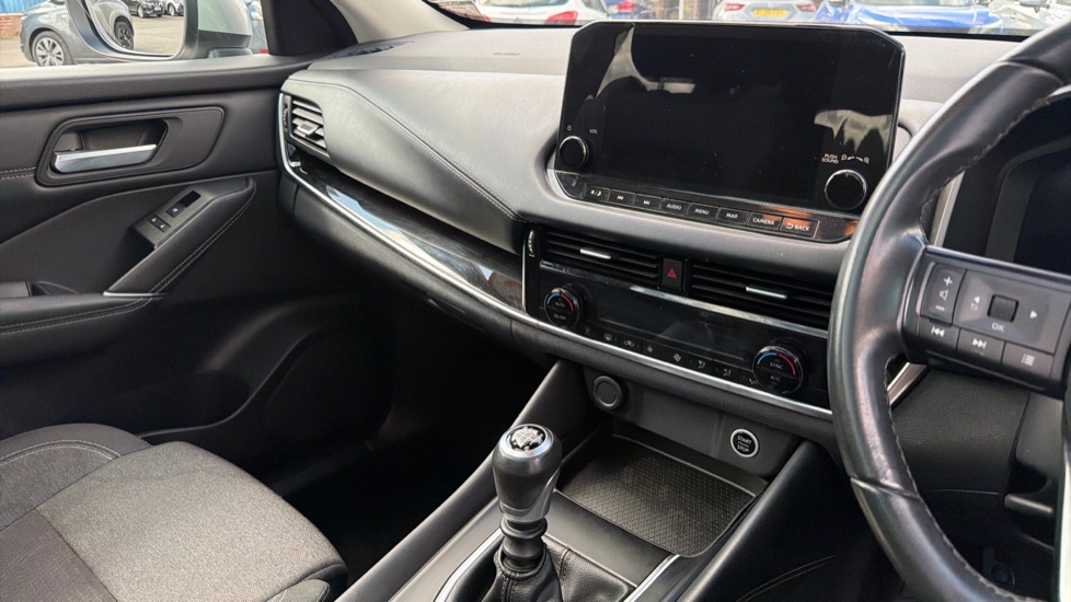 Nissan Qashqai 1.3 DiG-T MH N-Connecta 5dr Petrol Hatchback - Image 14