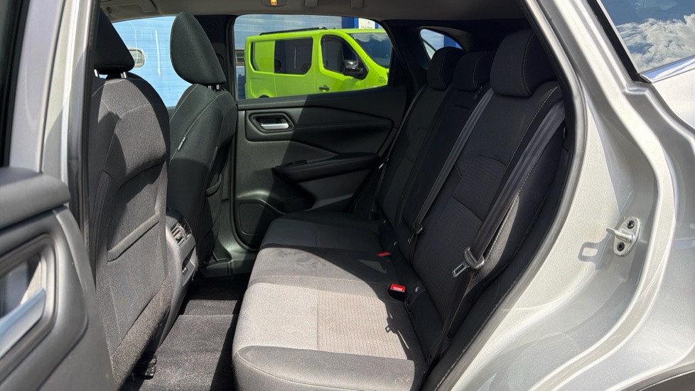 Nissan Qashqai 1.3 DiG-T MH N-Connecta 5dr Petrol Hatchback - Image 16