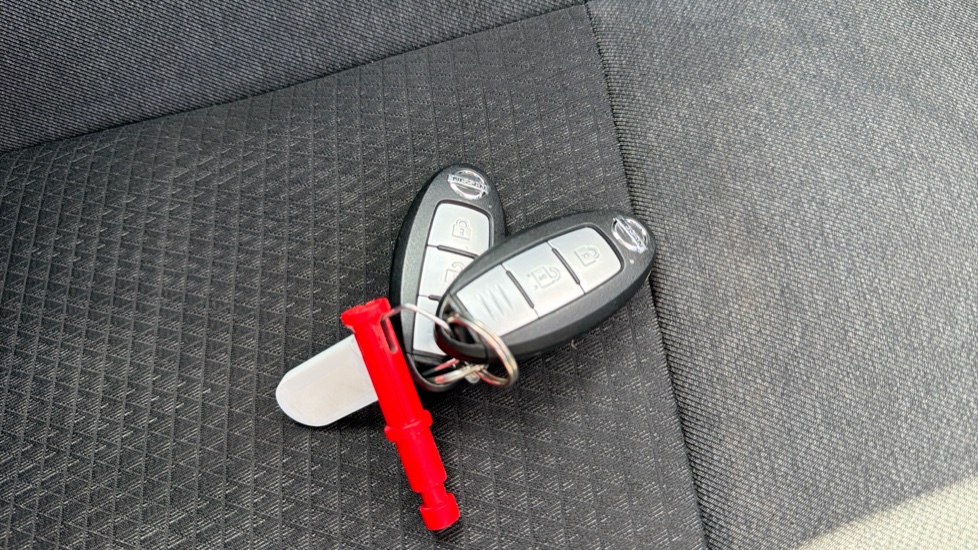 Nissan Qashqai 1.3 DiG-T MH N-Connecta 5dr Petrol Hatchback - Image 20