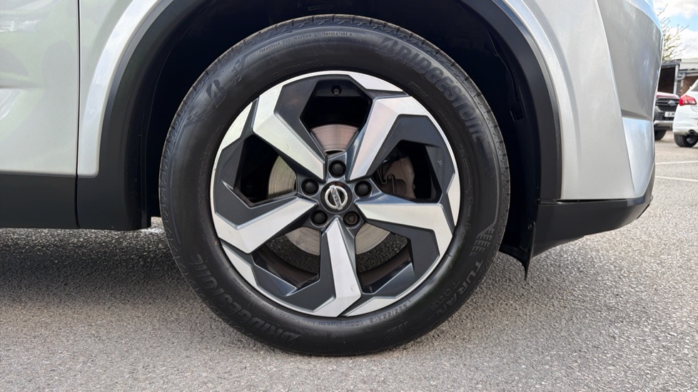 Nissan Qashqai 1.3 DiG-T MH N-Connecta 5dr Petrol Hatchback - Image 21