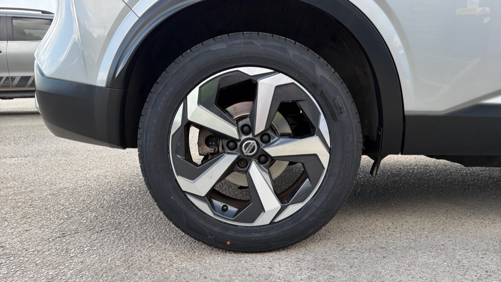 Nissan Qashqai 1.3 DiG-T MH N-Connecta 5dr Petrol Hatchback - Image 22