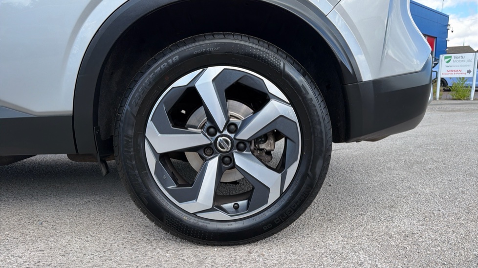 Nissan Qashqai 1.3 DiG-T MH N-Connecta 5dr Petrol Hatchback - Image 23