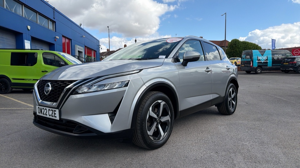 Nissan Qashqai 1.3 DiG-T MH N-Connecta 5dr Petrol Hatchback - Image 25