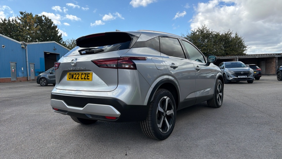 Nissan Qashqai 1.3 DiG-T MH N-Connecta 5dr Petrol Hatchback - Image 27