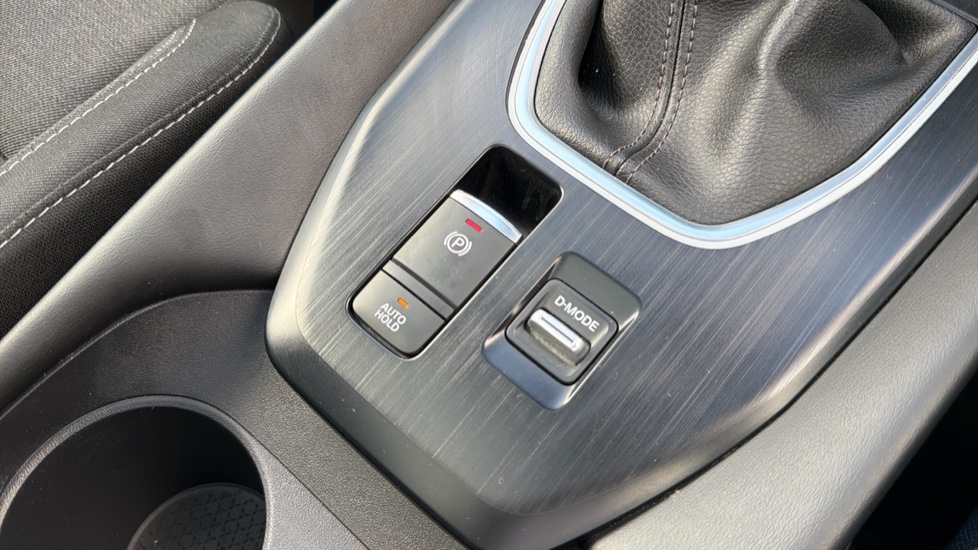 Nissan Qashqai 1.3 DiG-T MH N-Connecta 5dr Petrol Hatchback - Image 30