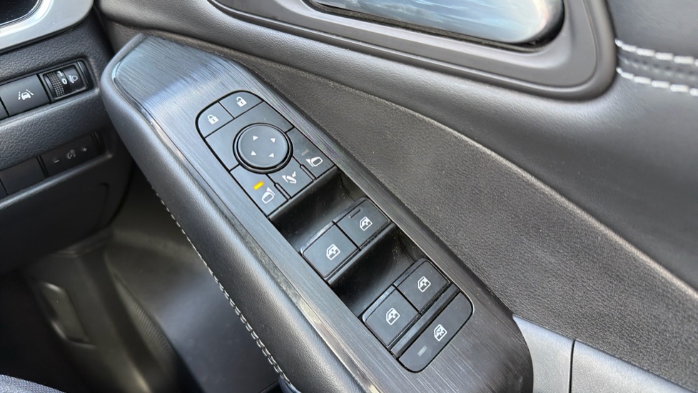 Nissan Qashqai 1.3 DiG-T MH N-Connecta 5dr Petrol Hatchback - Image 35