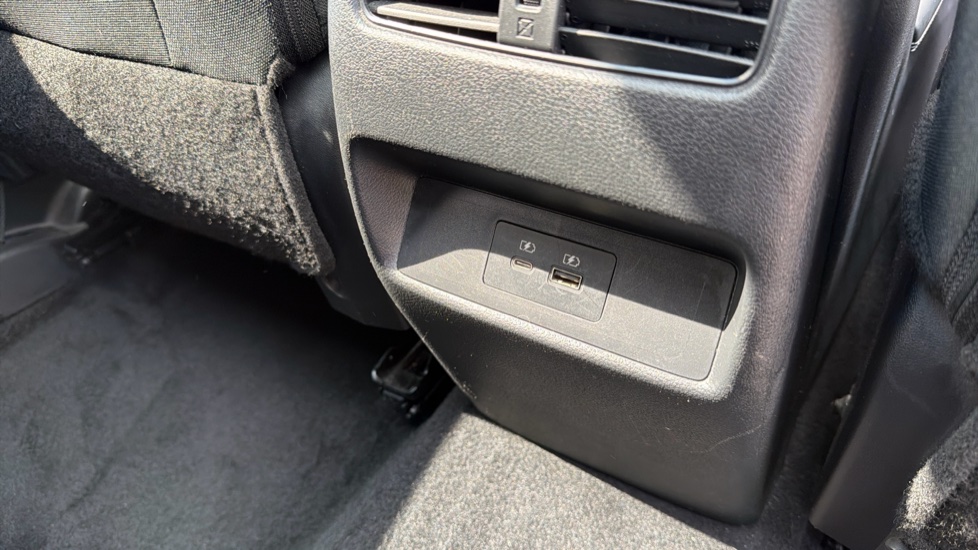 Nissan Qashqai 1.3 DiG-T MH N-Connecta 5dr Petrol Hatchback - Image 43