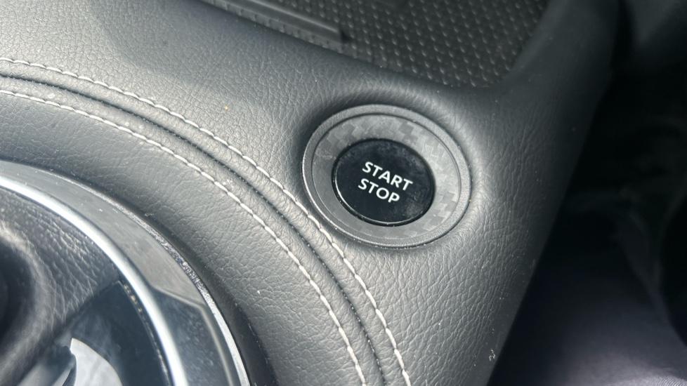 Nissan Juke 1.6 Hybrid Tekna 5dr Auto Hybrid Hatchback - Image 32