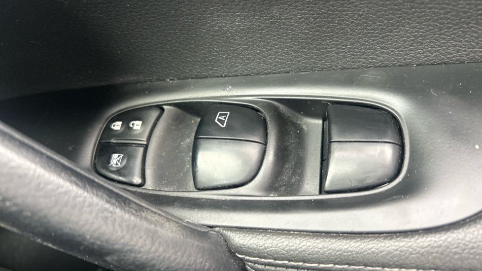 Nissan Qashqai 1.6 DiG-T Tekna [Non-Panoramic] 5dr Petrol Hatchback - Image 25
