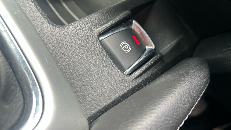 Nissan Qashqai 1.6 DiG-T Tekna [Non-Panoramic] 5dr Petrol Hatchback - Image 28