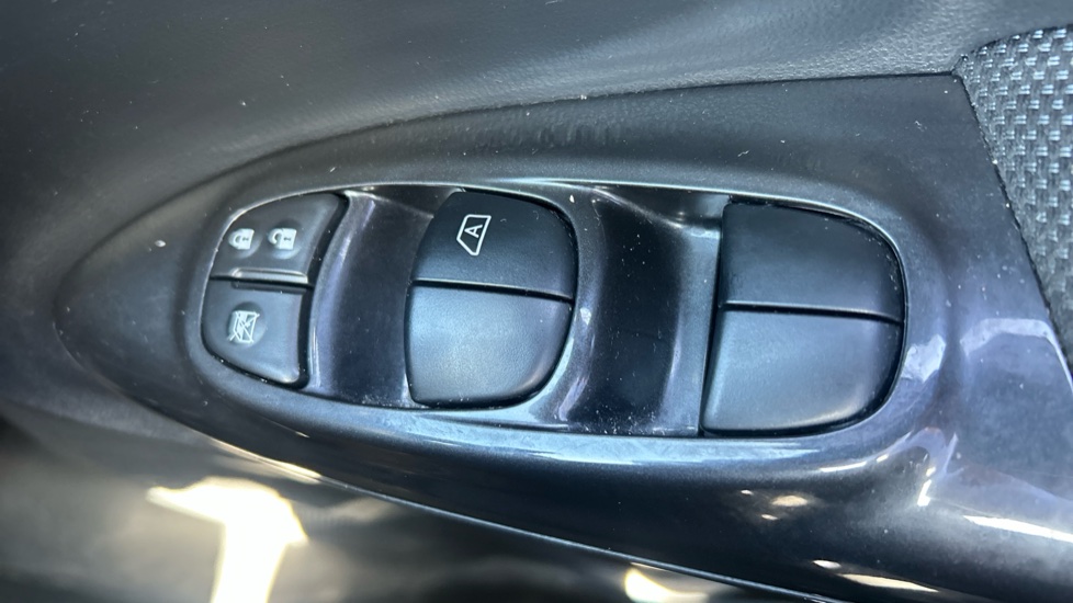 Nissan Juke 1.2 DiG-T N-Connecta 5dr Petrol Hatchback - Image 27