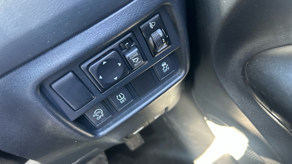 Nissan Juke 1.2 DiG-T N-Connecta 5dr Petrol Hatchback - Image 28