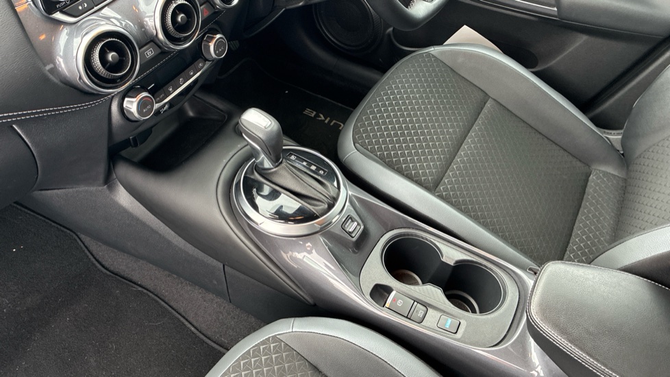 Nissan Juke 1.6 Hybrid N-Connecta 5dr Auto Hybrid Hatchback - Image 13