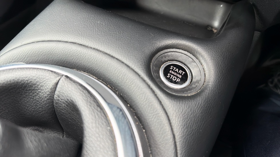 Nissan Juke 1.0 DiG-T 114 Tekna 5dr Petrol Hatchback - Image 32