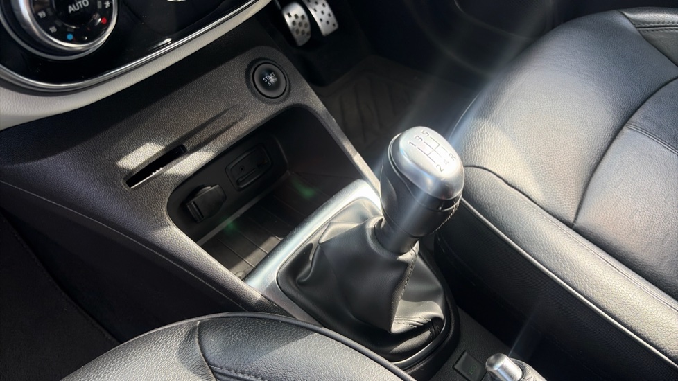 Renault Captur 0.9 TCE 90 Signature X Nav 5dr Petrol Hatchback - Image 13