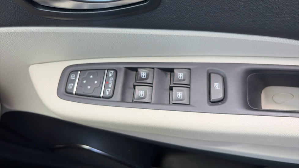 Renault Captur 0.9 TCE 90 Signature X Nav 5dr Petrol Hatchback - Image 43