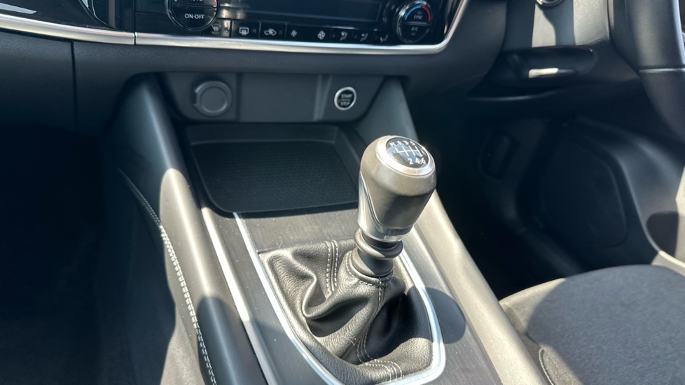 Nissan Qashqai 1.3 DiG-T MH N-Connecta 5dr Petrol Hatchback - Image 13