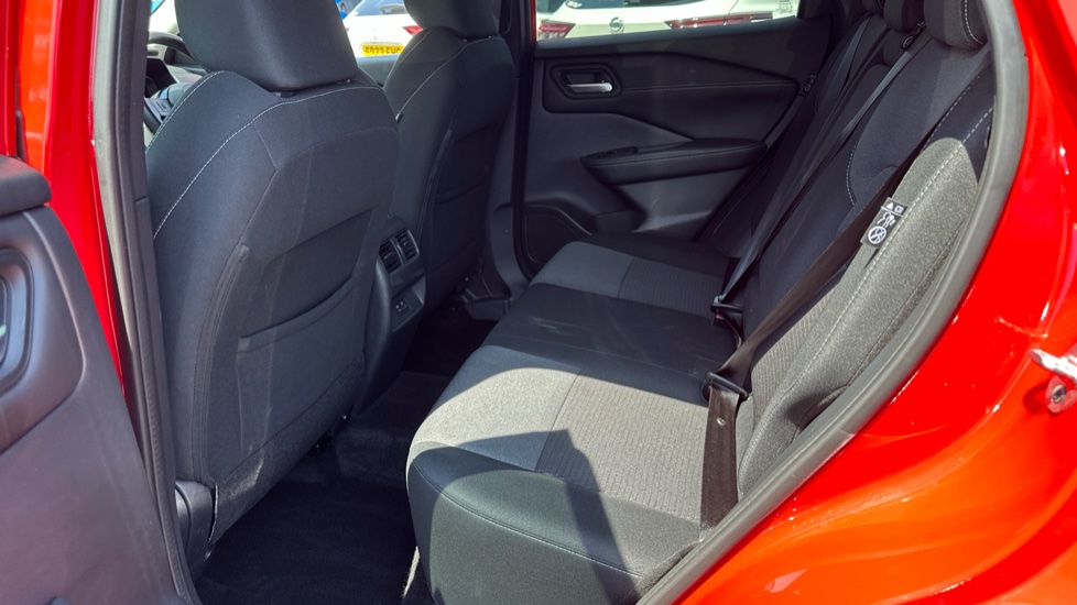 Nissan Qashqai 1.3 DiG-T MH N-Connecta 5dr Petrol Hatchback - Image 16