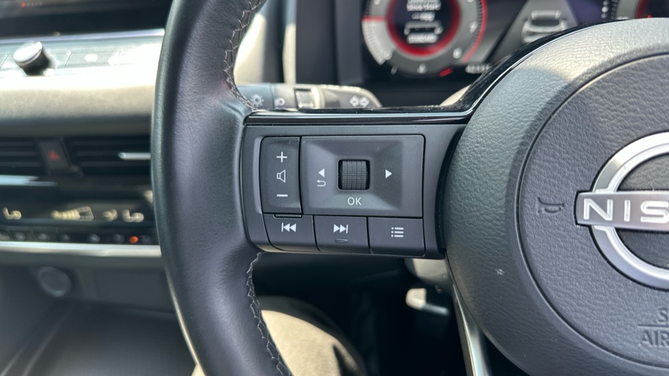 Nissan Qashqai 1.3 DiG-T MH N-Connecta 5dr Petrol Hatchback - Image 21