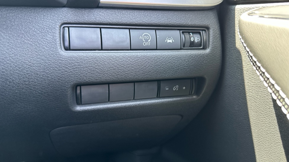 Nissan Qashqai 1.3 DiG-T MH N-Connecta 5dr Petrol Hatchback - Image 25