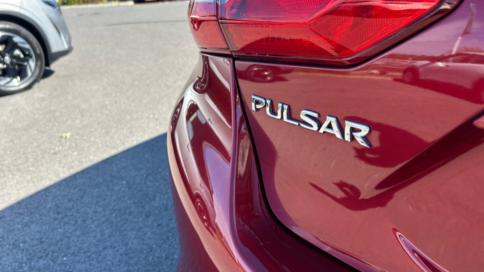 Nissan Pulsar 1.2 DiG-T Tekna 5dr Xtronic Petrol Hatchback - Image 25