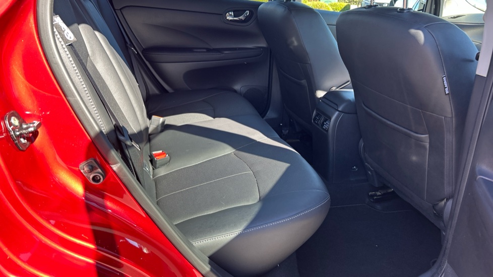 Nissan Pulsar 1.2 DiG-T Tekna 5dr Xtronic Petrol Hatchback - Image 26