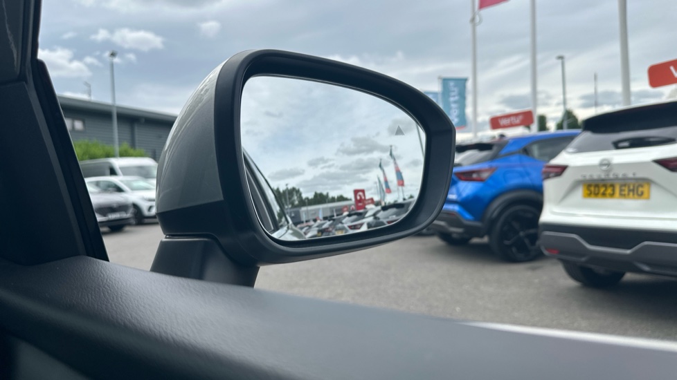 Nissan Qashqai 1.3 DiG-T MH 158 Acenta Premium 5dr Xtronic Petrol Hatchback - Image 27