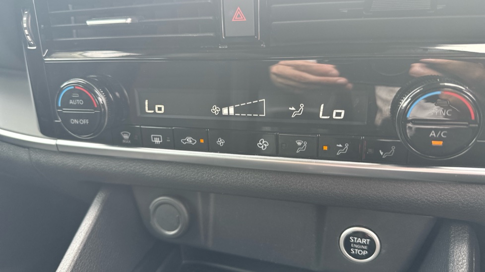 Nissan Qashqai 1.3 DiG-T MH 158 Acenta Premium 5dr Xtronic Petrol Hatchback - Image 35