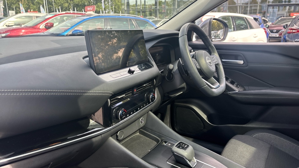 Nissan Qashqai 1.3 DiG-T MH 158 N-Connecta 5dr Xtronic Petrol Hatchback - Image 9