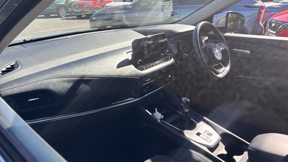 Nissan Qashqai 1.3 DiG-T MH N-Connecta 5dr Petrol Hatchback - Image 9