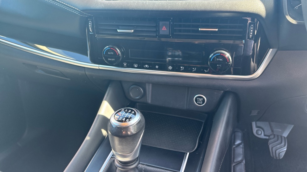 Nissan Qashqai 1.3 DiG-T MH N-Connecta 5dr Petrol Hatchback - Image 13