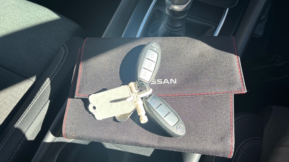 Nissan Qashqai 1.3 DiG-T MH N-Connecta 5dr Petrol Hatchback - Image 19