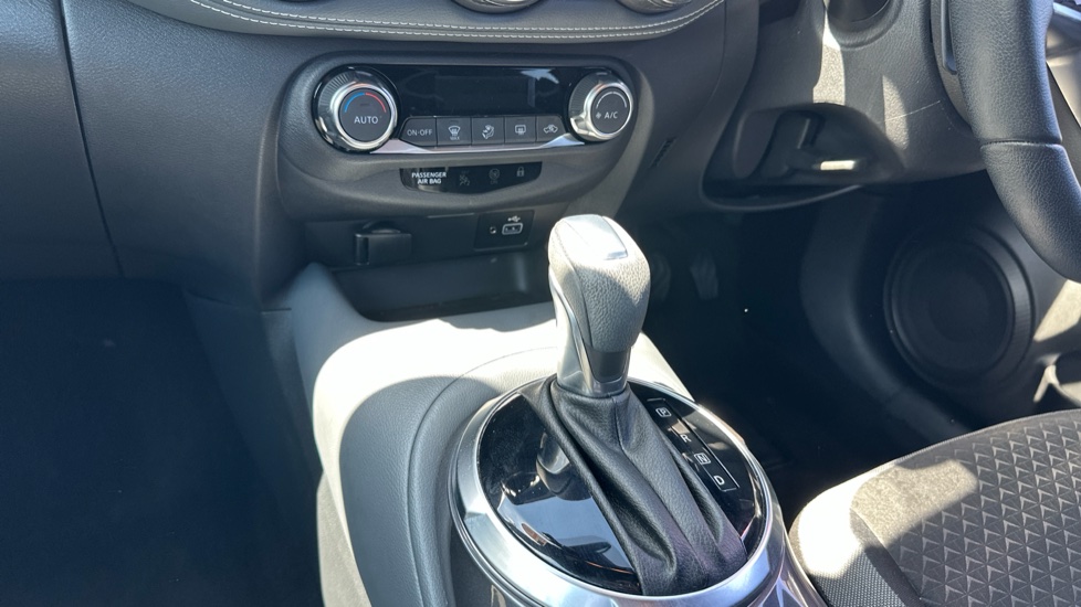 Nissan Juke 1.0 DiG-T 114 N-Connecta 5dr DCT Petrol Hatchback - Image 13