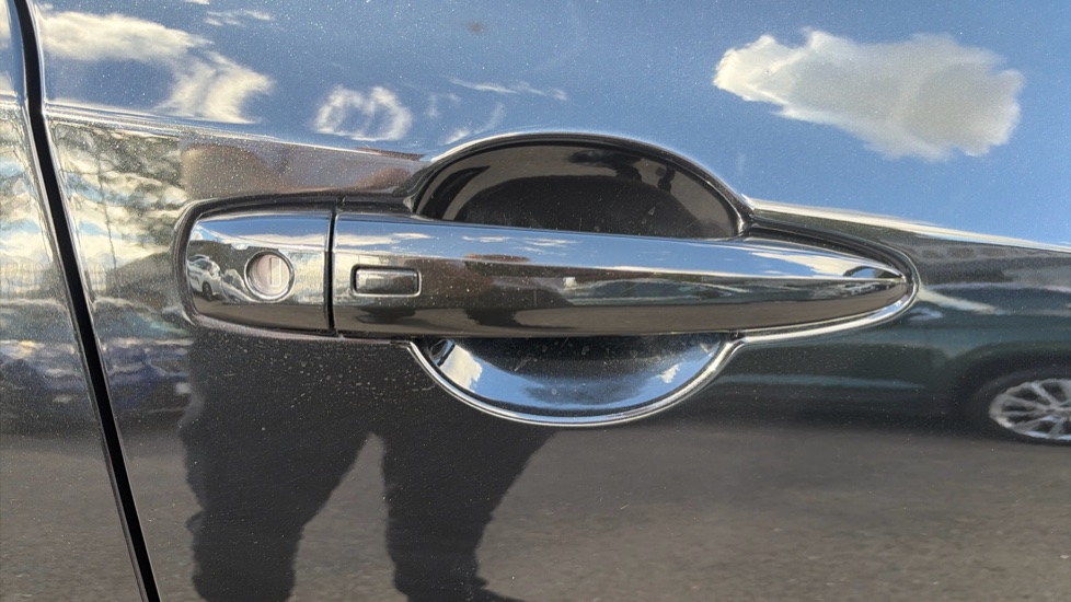 Nissan Juke 1.0 DiG-T N-Connecta 5dr DCT Petrol Hatchback - Image 38