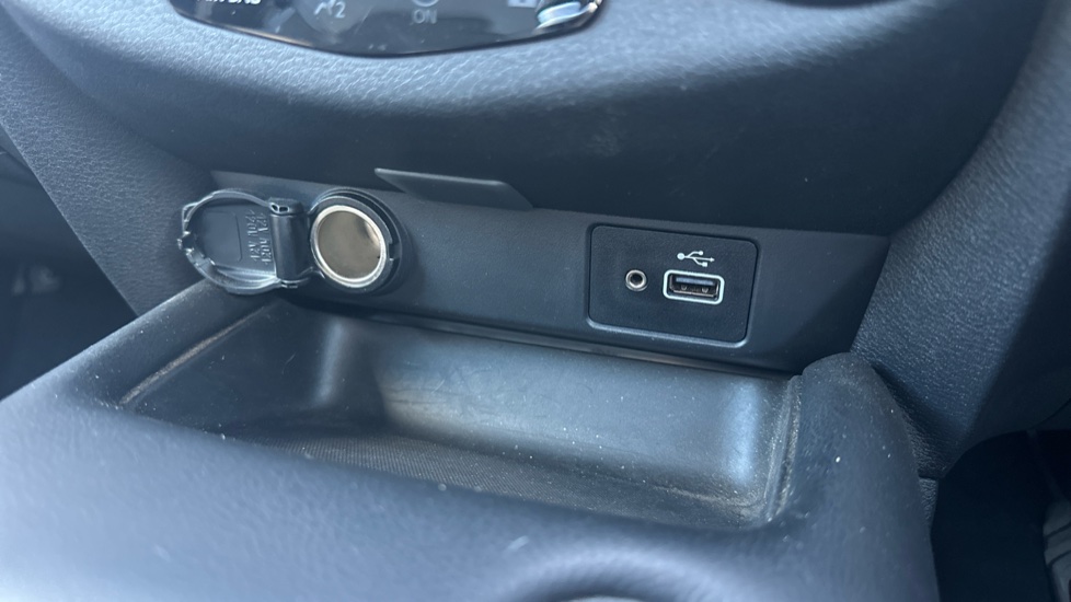 Nissan Juke 1.0 DiG-T 114 N-Connecta 5dr Petrol Hatchback - Image 33