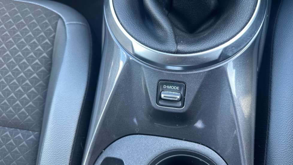 Nissan Juke 1.0 DiG-T 114 N-Connecta 5dr Petrol Hatchback - Image 35