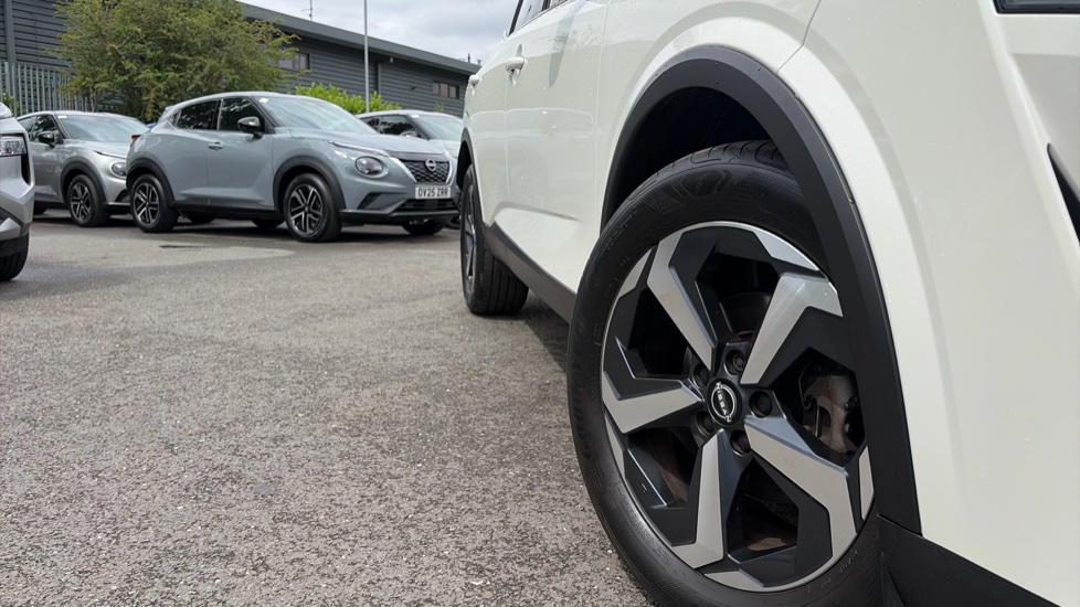 Nissan Qashqai 1.3 DiG-T MH N-Connecta 5dr Petrol Hatchback - Image 8