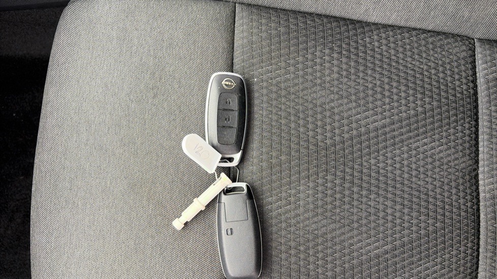 Nissan Qashqai 1.3 DiG-T MH N-Connecta 5dr Petrol Hatchback - Image 20