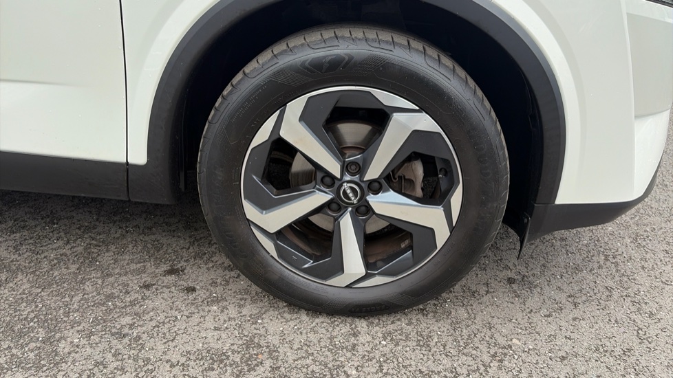 Nissan Qashqai 1.3 DiG-T MH N-Connecta 5dr Petrol Hatchback - Image 22