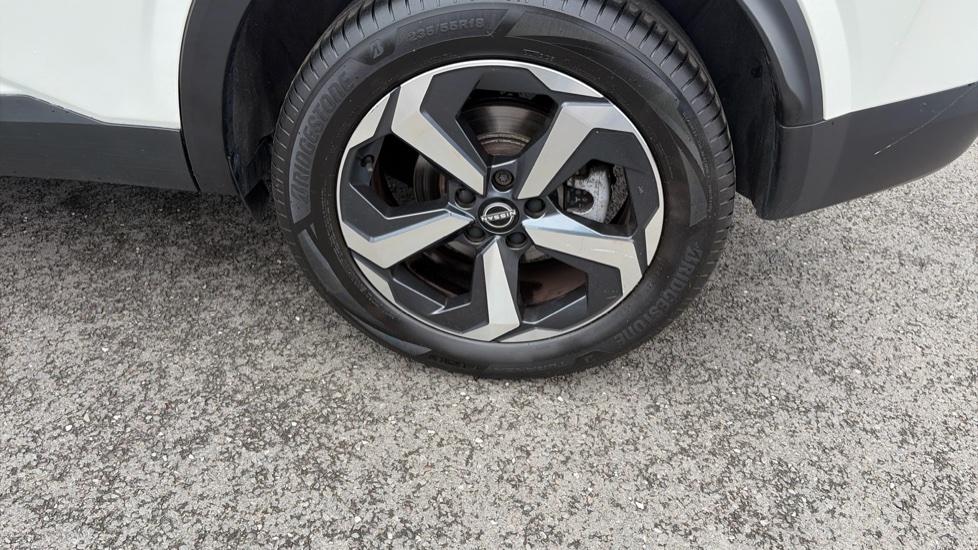 Nissan Qashqai 1.3 DiG-T MH N-Connecta 5dr Petrol Hatchback - Image 32