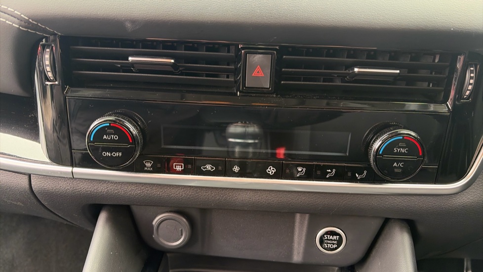 Nissan Qashqai 1.3 DiG-T MH N-Connecta 5dr Petrol Hatchback - Image 33