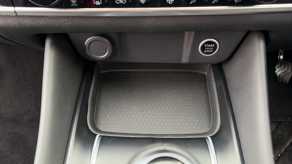 Nissan Qashqai 1.3 DiG-T MH N-Connecta 5dr Petrol Hatchback - Image 34